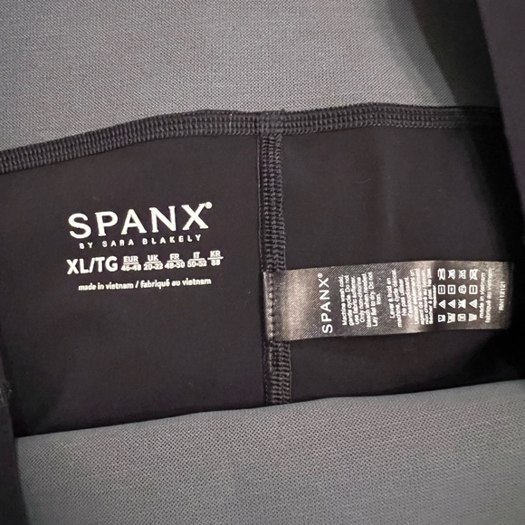 Spanx seamless black leggings - Picture 3 of 3